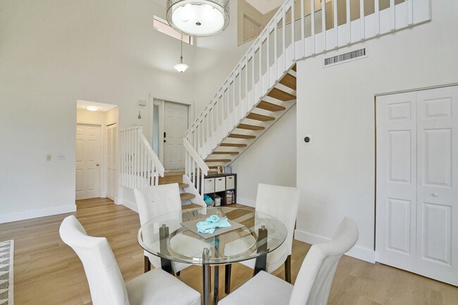 Building Photo - 5804 Fox Hollow Dr