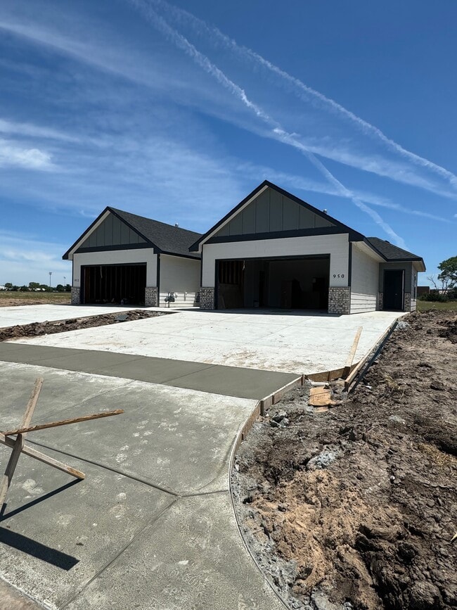 Primary Photo - 950 Long Path Ct