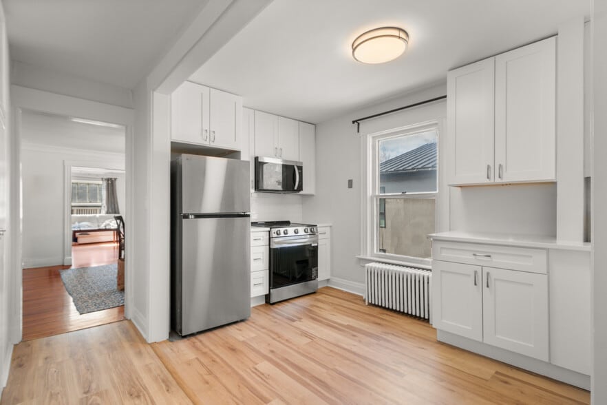 Building Photo - 1121 Leonard Pl