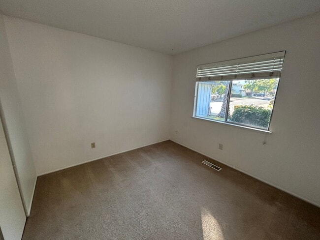 Building Photo - Updated 4-Bedroom Single-Story Home in Con...