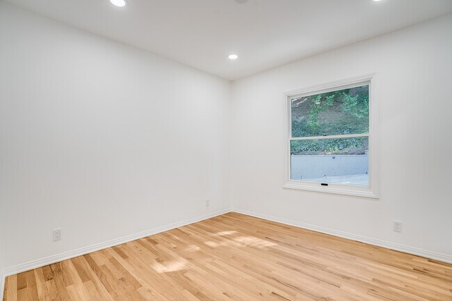 Building Photo - 15851 Mulholland Pl