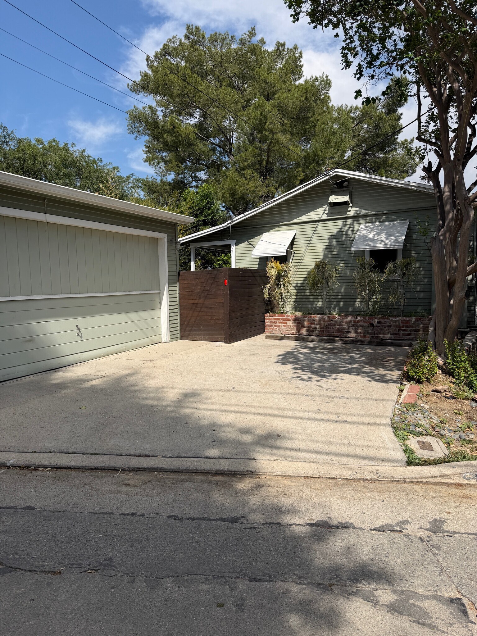 Front of Property - 518 1/2 Crane Blvd