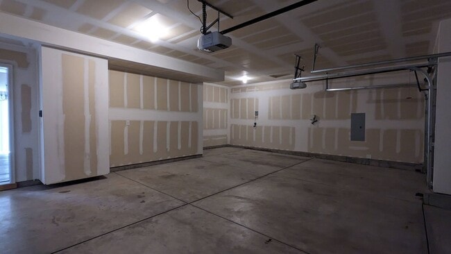 Building Photo - LARGE TWO STORY 3 BED/2.5 BATH W/3 CAR GAR...