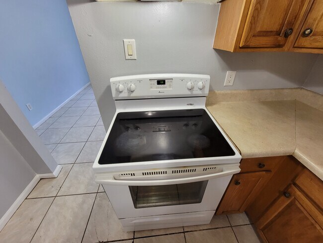 Building Photo - 4846 Royal Palm Ave