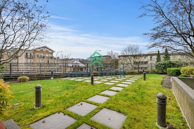 Building Photo - Beautiful 2BR + Den Condo with Garage Parking in Vibrant Downtown Kirkland