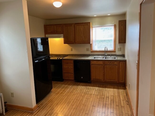 Building Photo - 2 Bedroom , 1.5 Bathroom in Lake Neighborhood! Act Quickly, This One Won't Last Long!