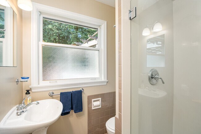 Building Photo - 4Bd/2Ba Seattle House