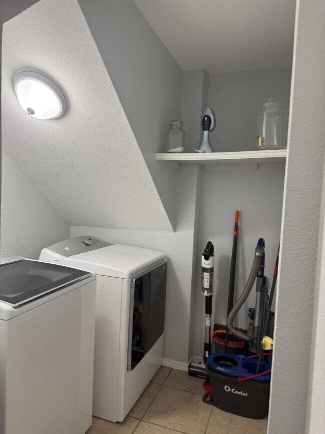 Building Photo - "Charming 3-Bed Oasis with Granite Touches...