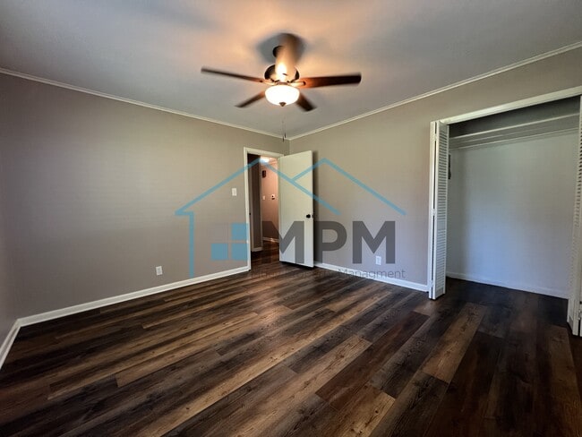 Building Photo - 616 Lakeshore Dr