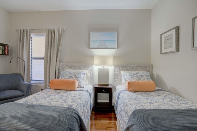 Building Photo - 500 Uno Lago Dr