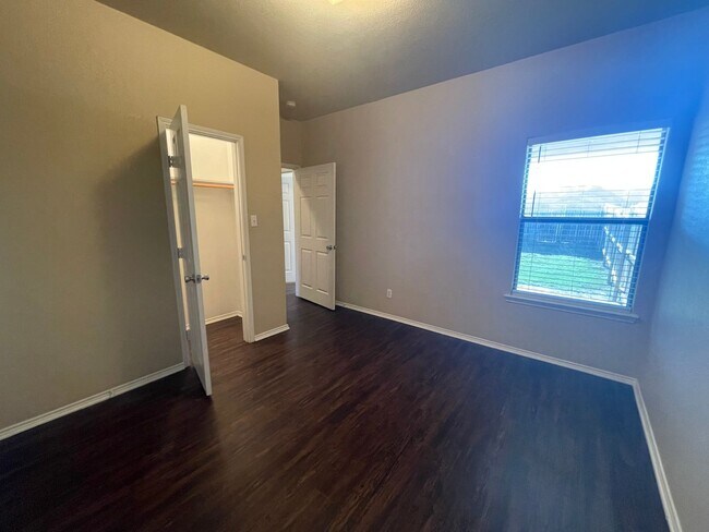 Building Photo - 105-107 Sunburst Court