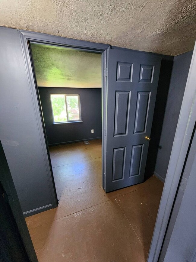 Building Photo - Charming 3-Bedroom Property in Prime Location