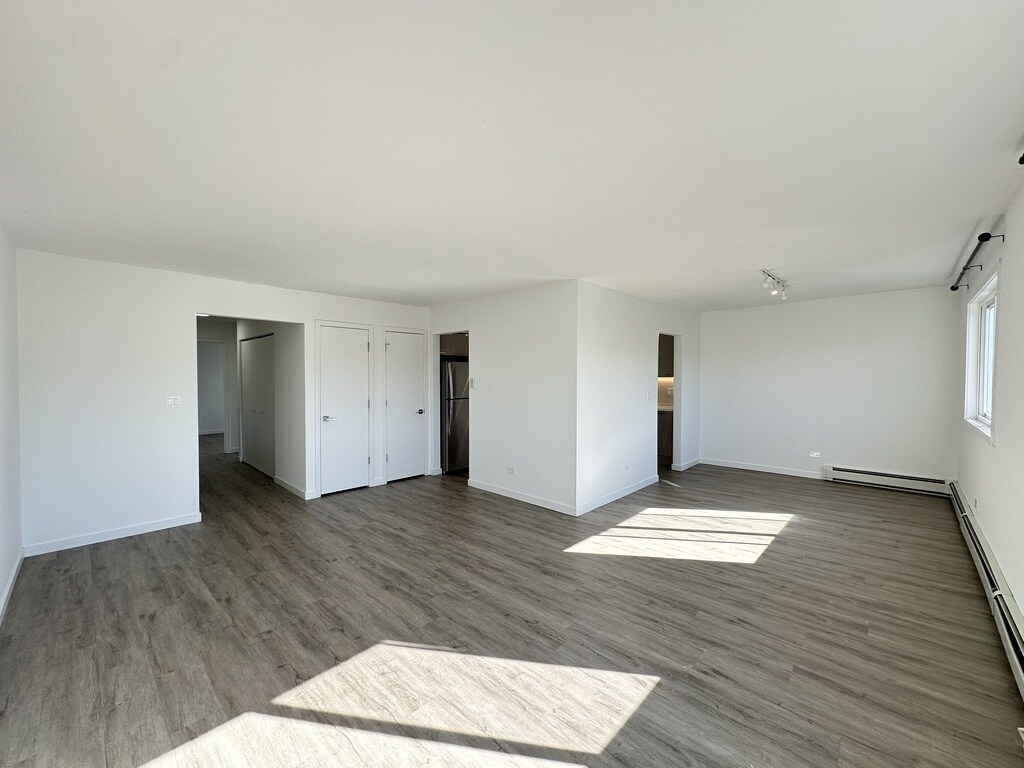 Building Photo - 7621 N Sheridan Rd