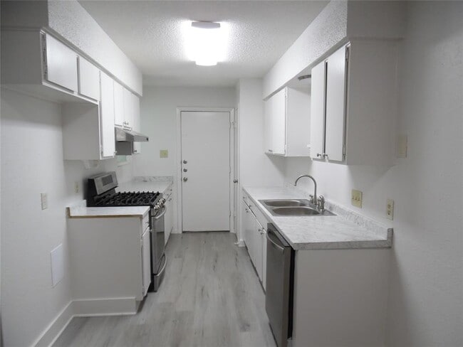 Building Photo - 7400 Dixie Dr