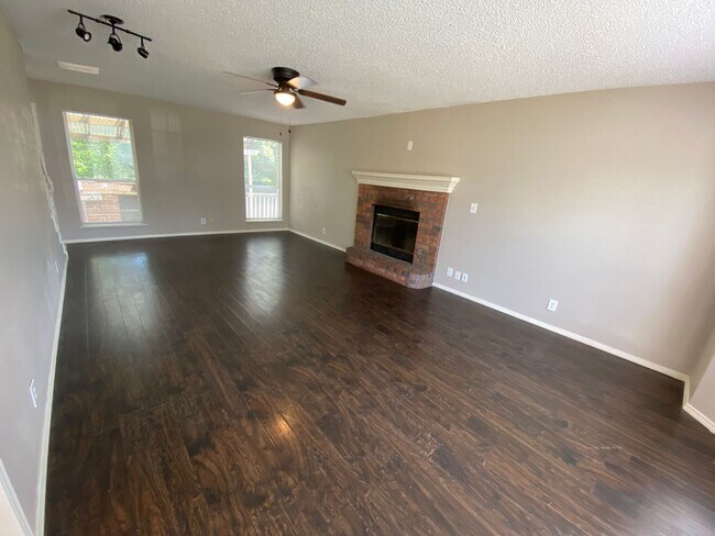 Building Photo - Updated 3 Bedroom, 2-1/2 Bathroom House on a Cul-de-sac