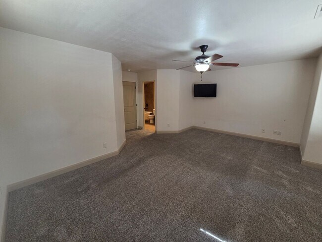 Building Photo - Shadow Ridge 3 Bedroom