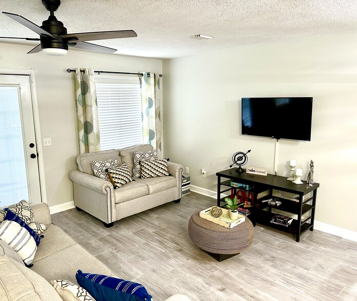 Building Photo - 455 Sandy Oak Drive