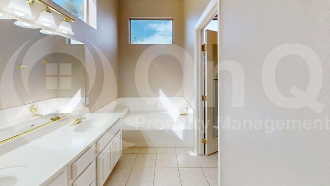 Building Photo - 13853 N Lobelia Way