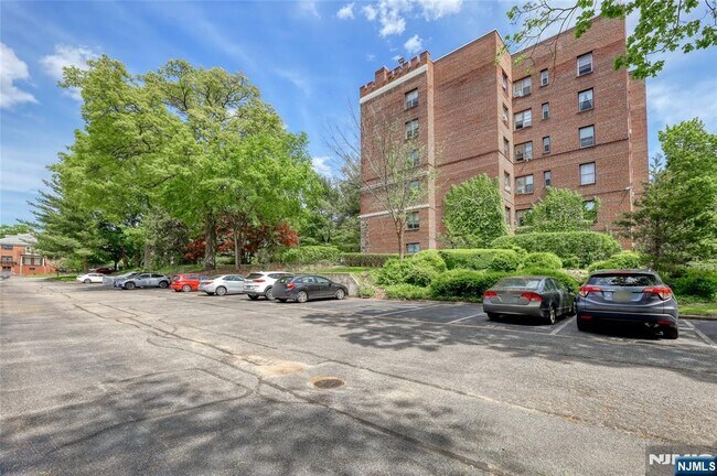 Primary Photo - 100 W Palisade Ave