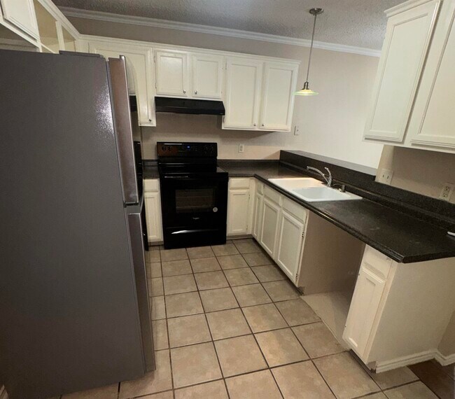 Building Photo - 1111 Shiloh Dr