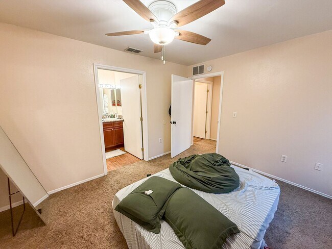 Building Photo - Windsor Park #924