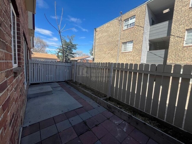 Building Photo - 911 Tulip St