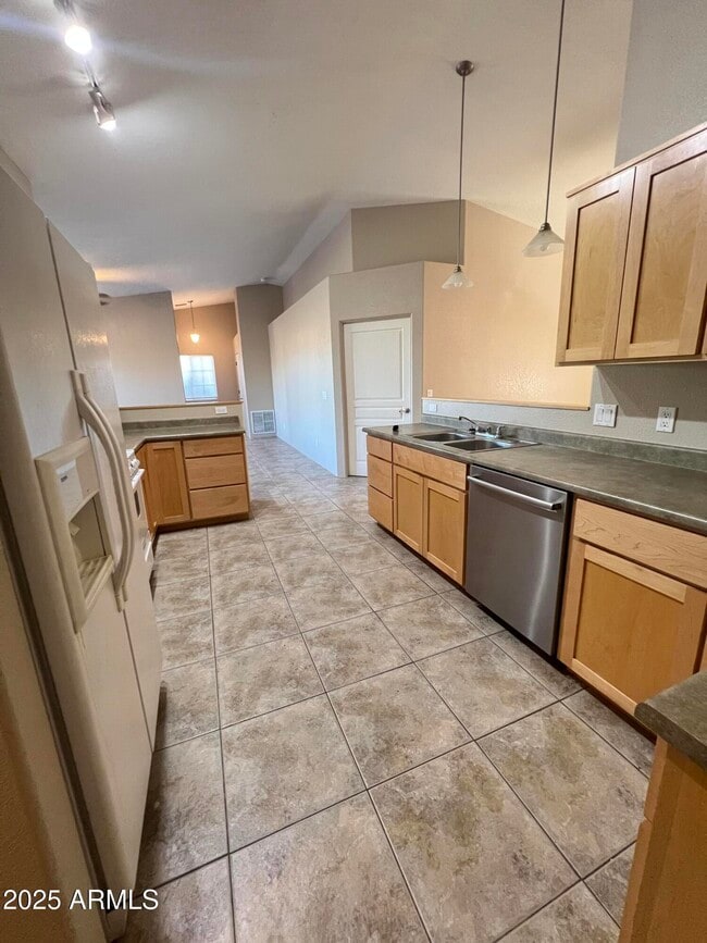 Building Photo - 1225 E Elm St