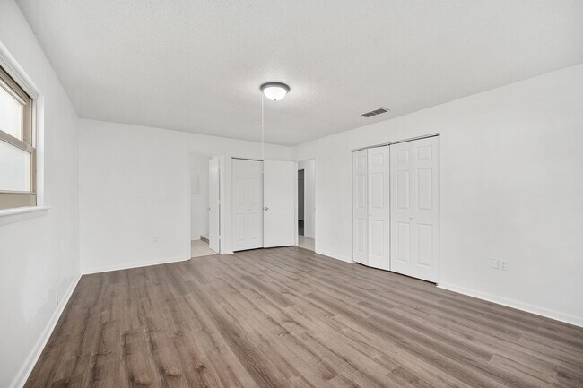 Building Photo - Spacious 3-Bedroom Home with Fireplace, Split Floor Plan & Screened Lanai in Southeast Ocala!