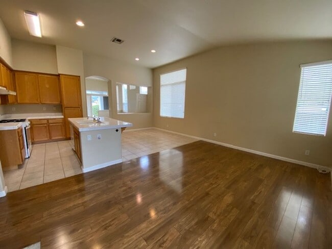 Building Photo - ~Beautiful 3 Bed 2 Bath House in Santa Rosa~