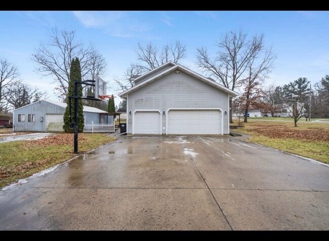 Building Photo - 7151 Bayview Rd