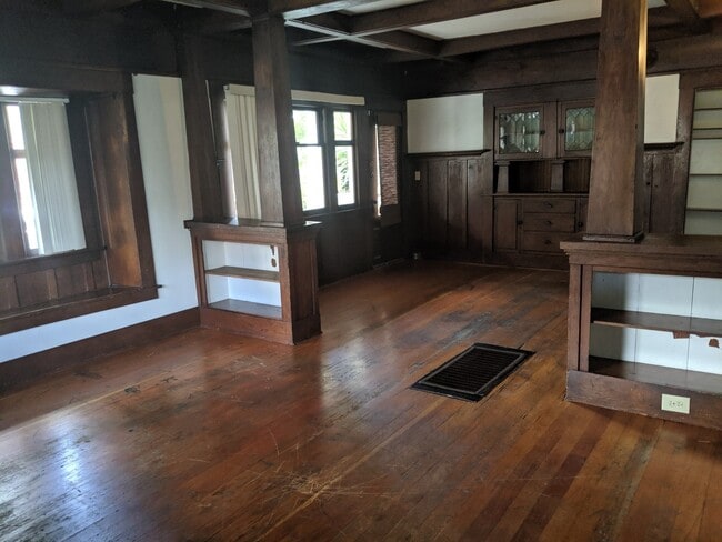 Building Photo - Now leasing for Summer 2026, Available August 5th!