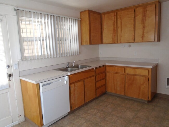 Building Photo - 435 Wilson St S