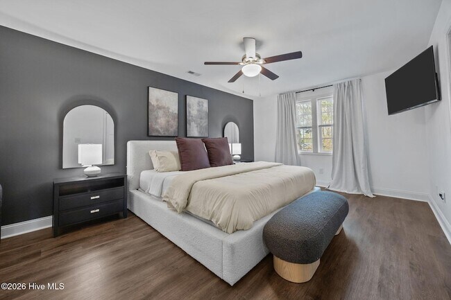 Building Photo - 521 N Hale St