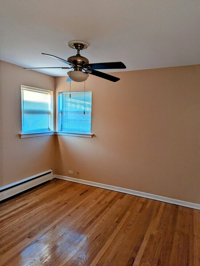 Building Photo - 406 E 109th St