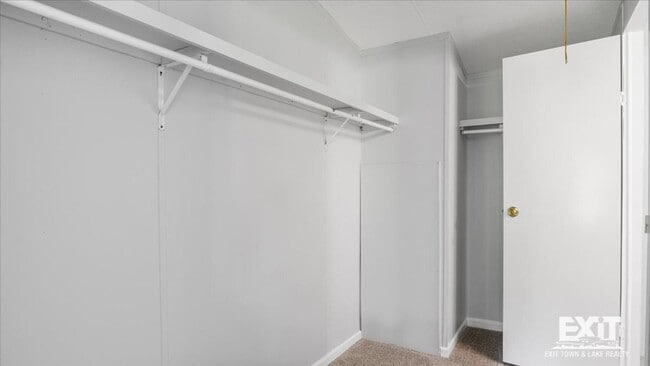 Building Photo - Spacious 3 Bedroom, 2 Bathroom Home in Cou...