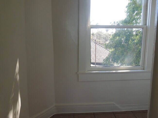 Building Photo - 532 21st St