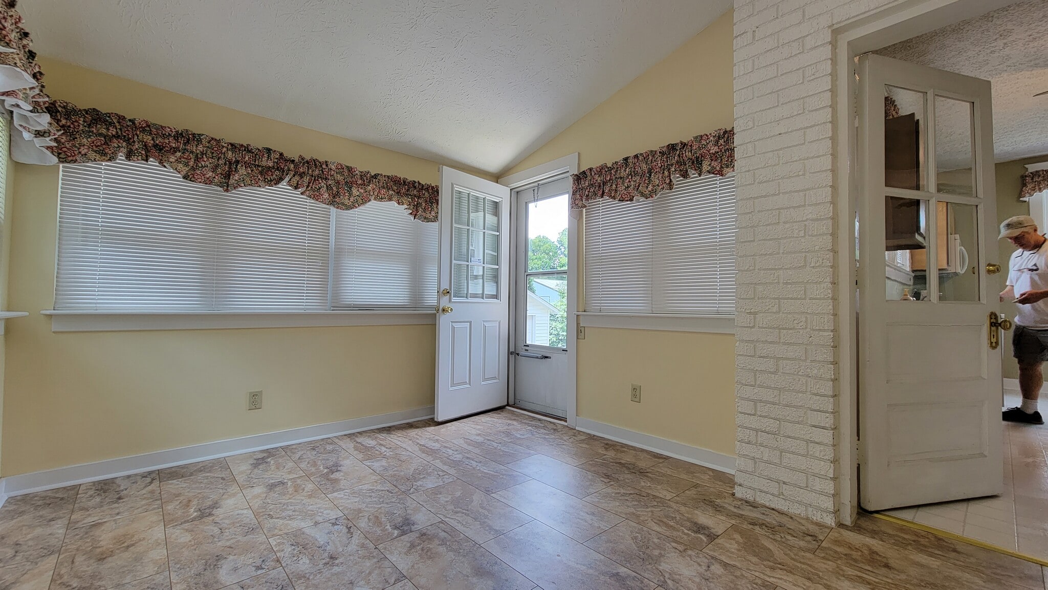 Building Photo - 3812 Taylorsville Rd