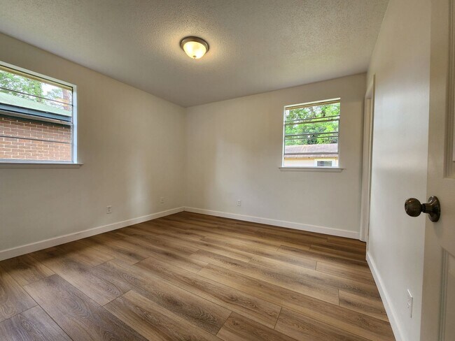 Building Photo - Stunning 4 bedroom, 2 bathroom home locate...