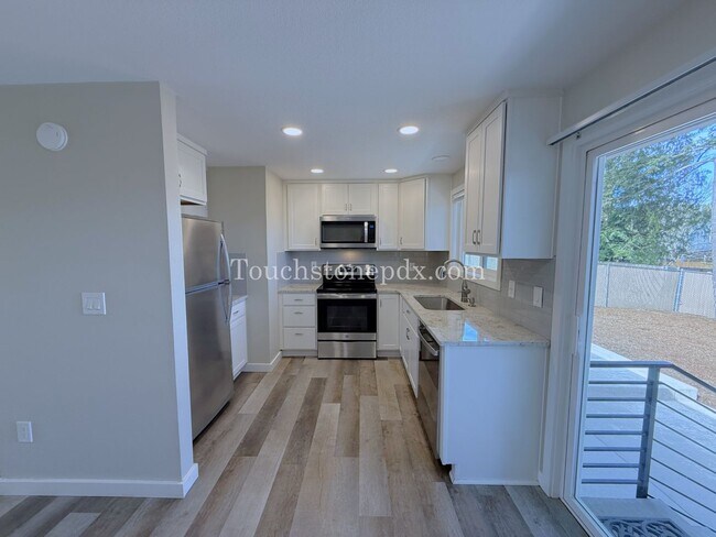 Building Photo - 119 SE Sweetbriar Ln