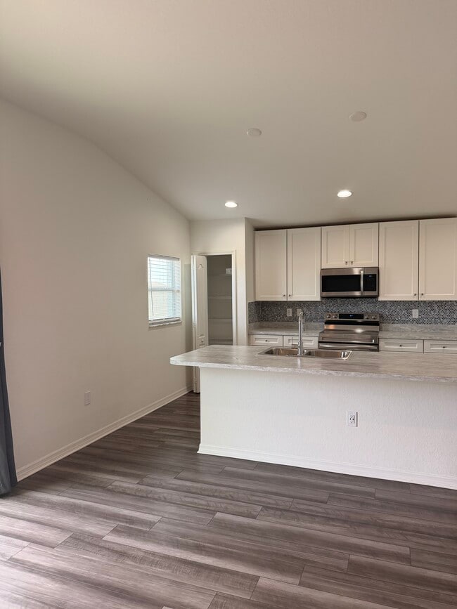 Building Photo - 281 Arbuthnot St