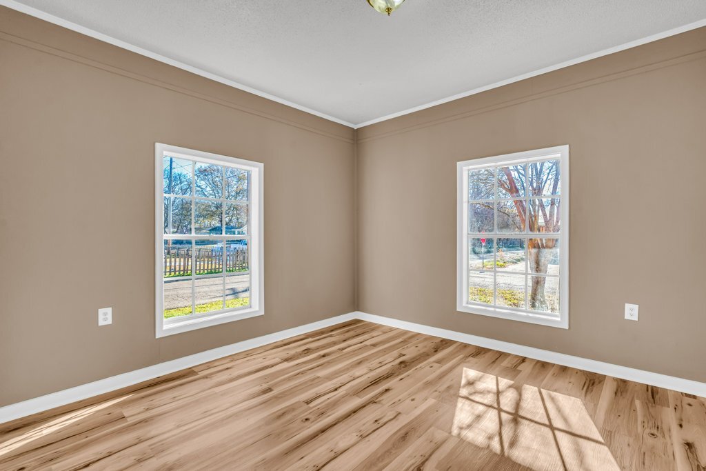 Building Photo - 433 E Jordan Ave