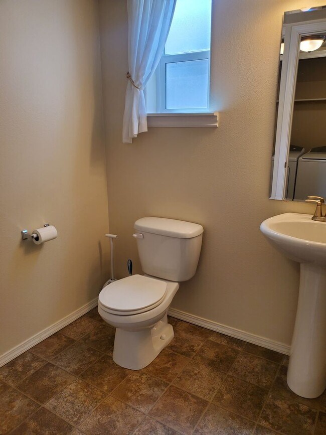 Building Photo - Beautiful 2 Story Home!