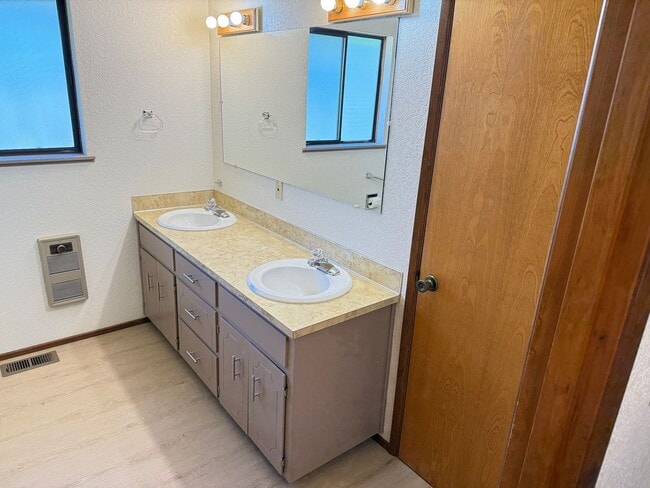 Building Photo - Well-kept house in desirable Thurston neighborhood!