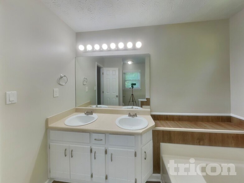 Building Photo - 325 Cypress Ln