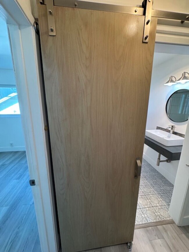 Building Photo - Modern Alamitos Beach 2 bedroom Condo plus...