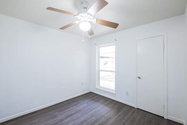 Building Photo - 1419 W Donovan St