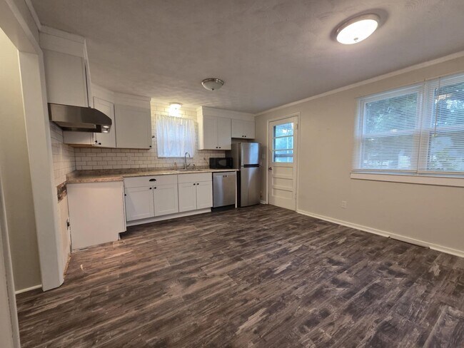 Building Photo - Spacious Home for Rent!