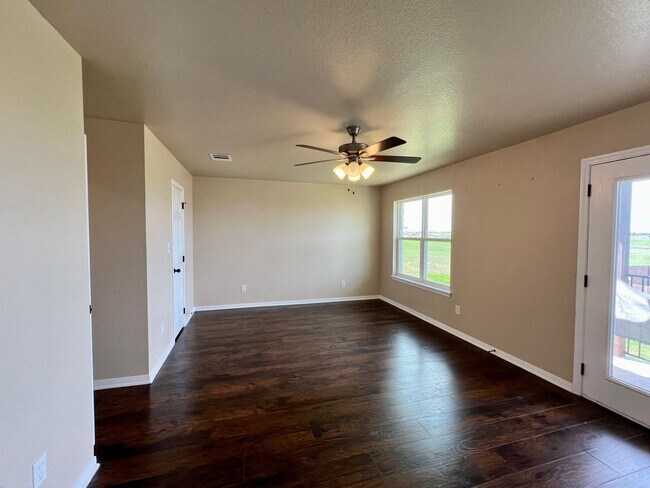 Building Photo - ~3 bedroom, 2.5 bath with balcony and priv...