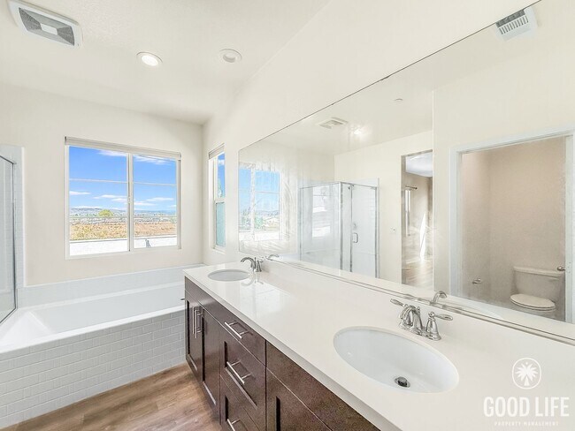Building Photo - Great 4B/4BA Home Available for Lease in O...
