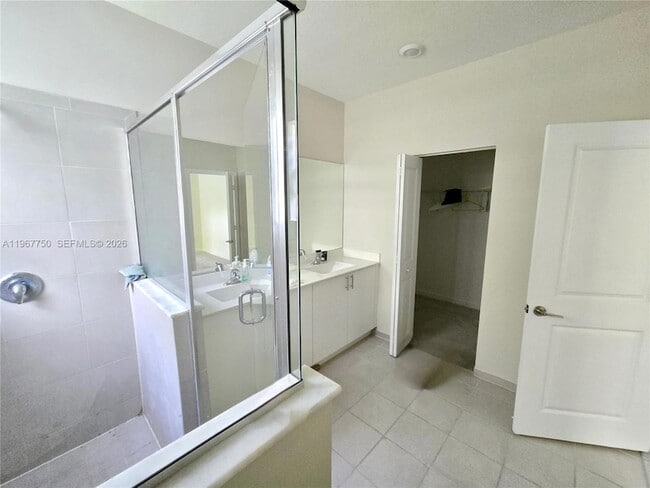 Building Photo - 1332 SE 26th Ter